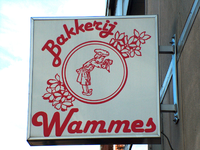 820509 Afbeelding van het uithangbord van Bakkerij Wammes aan de pui van het pand Lange Jansstraat 5 te Utrecht.